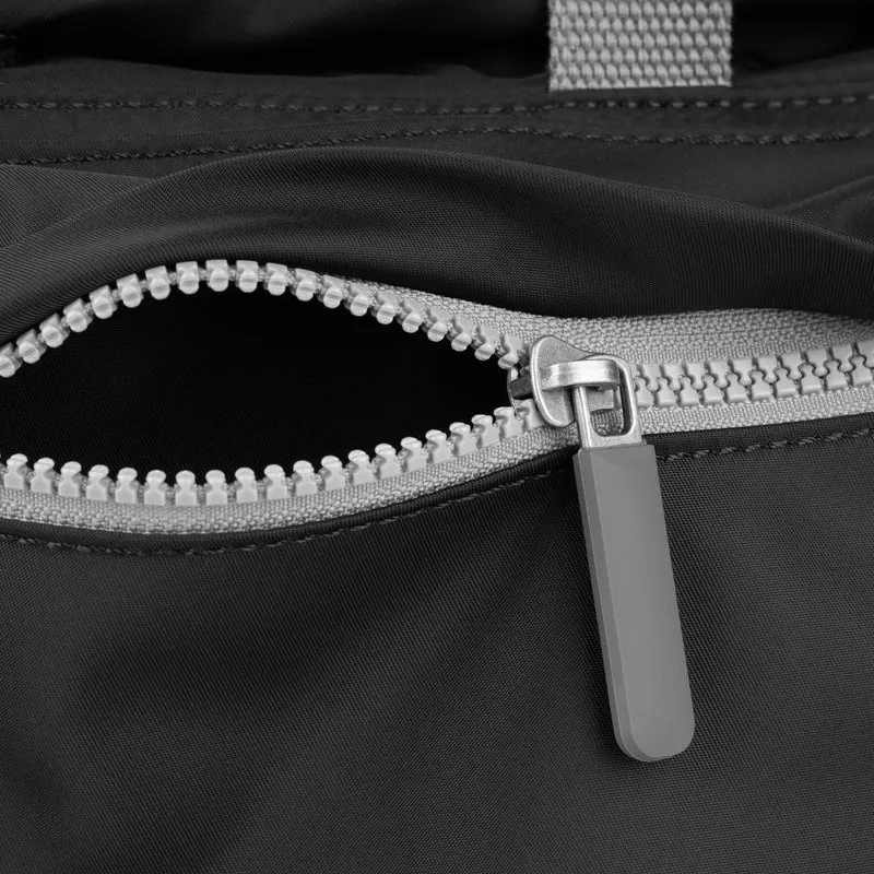 ROKA Blackfriars M Schwarze Tasche aus recyceltem Canvas