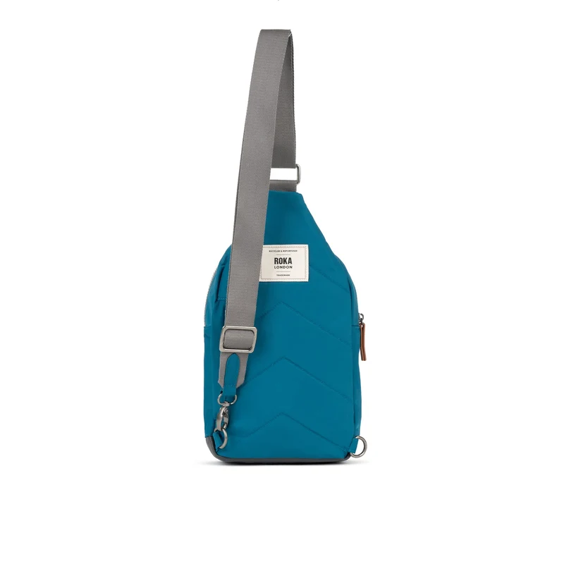 ROKA Willesden Große Tasche aus recyceltem Nylon – Saphir