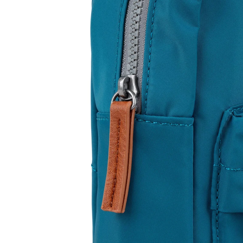 ROKA Willesden Große Tasche aus recyceltem Nylon – Saphir