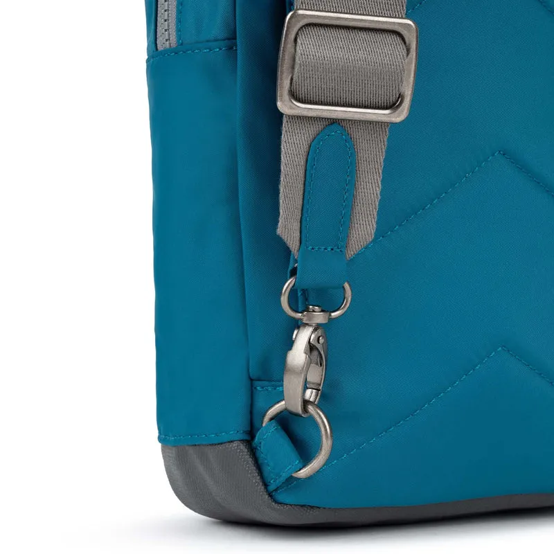 ROKA Willesden Große Tasche aus recyceltem Nylon – Saphir