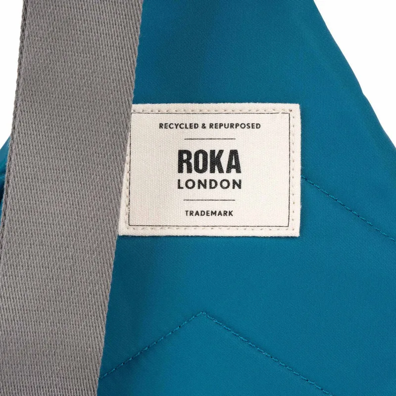 ROKA Willesden Große Tasche aus recyceltem Nylon – Saphir