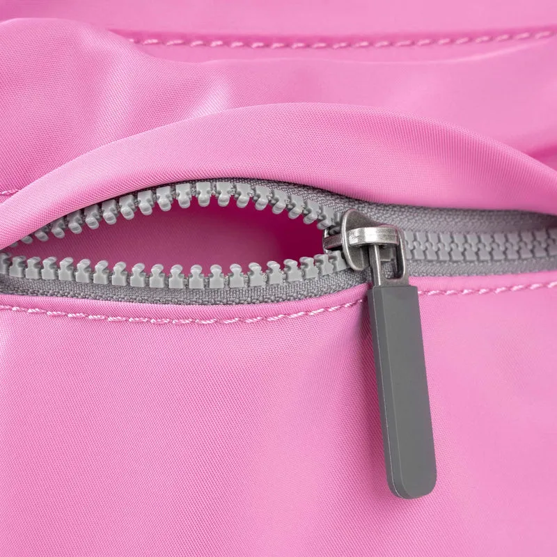 ROKA Mittelgroße Tasche Moorgate M aus recyceltem Nylon - Orchidee