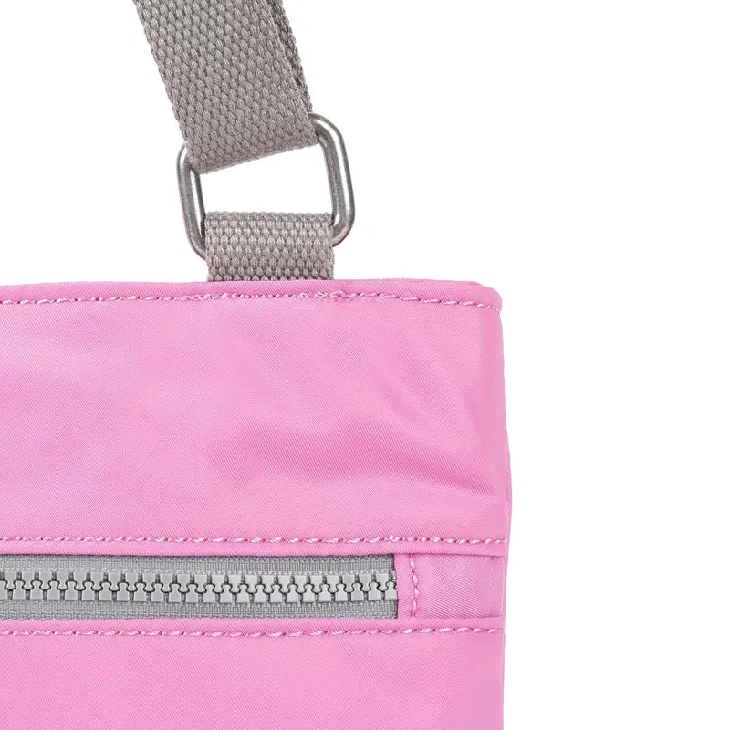 ROKA Mittelgroße Tasche Moorgate M aus recyceltem Nylon - Orchidee