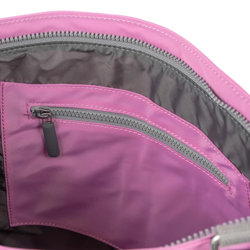 ROKA Mittelgroße Tasche Moorgate M aus recyceltem Nylon - Orchidee