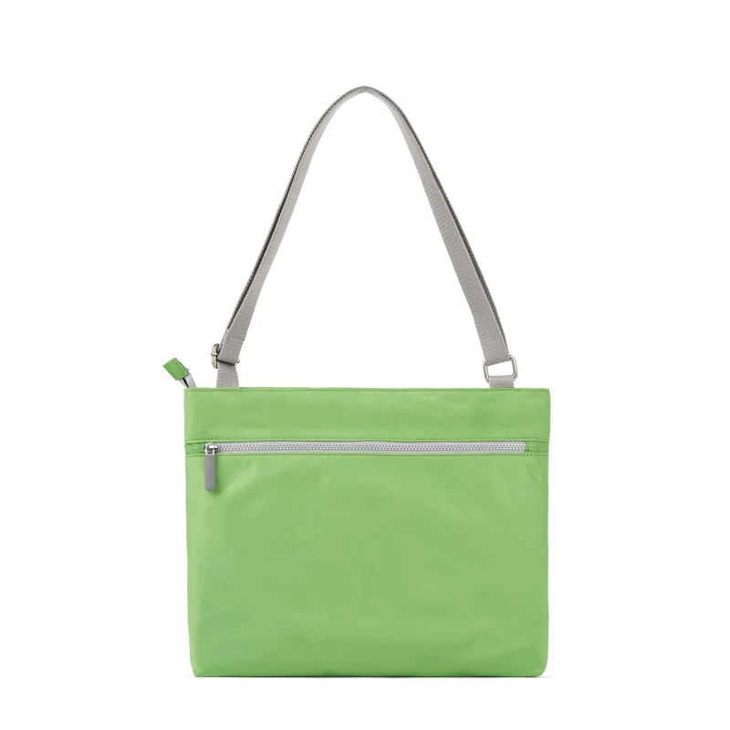 ROKA Mittelgroße Tasche Moorgate M aus recyceltem Nylon - Kiwi