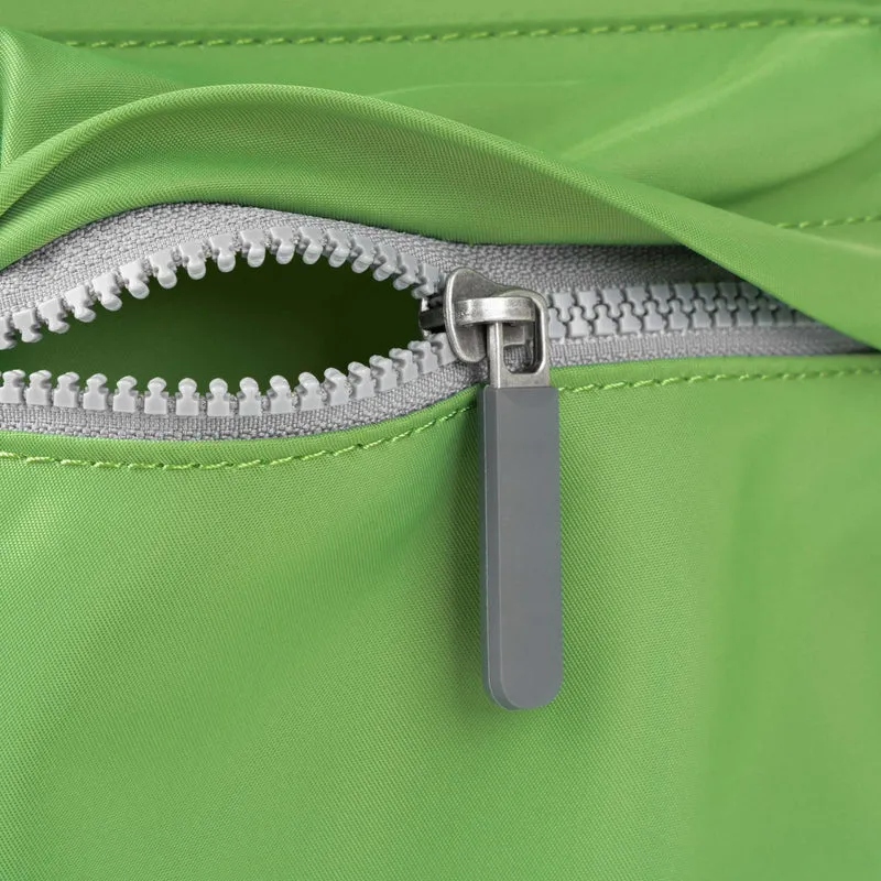 ROKA Mittelgroße Tasche Moorgate M aus recyceltem Nylon - Kiwi
