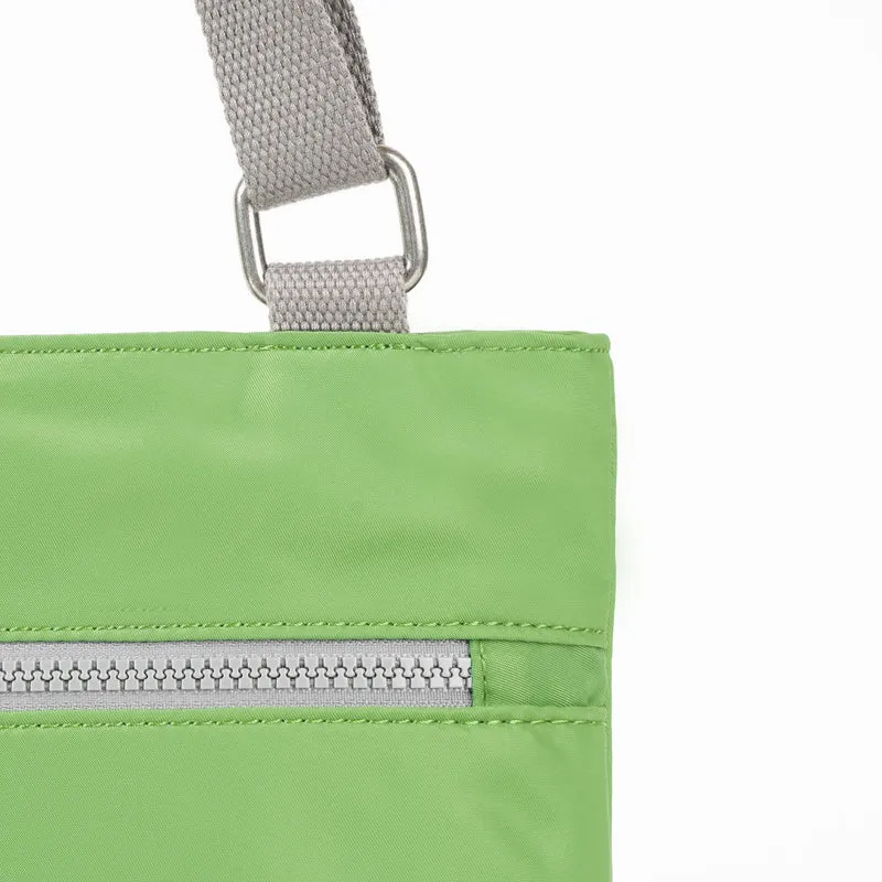 ROKA Mittelgroße Tasche Moorgate M aus recyceltem Nylon - Kiwi