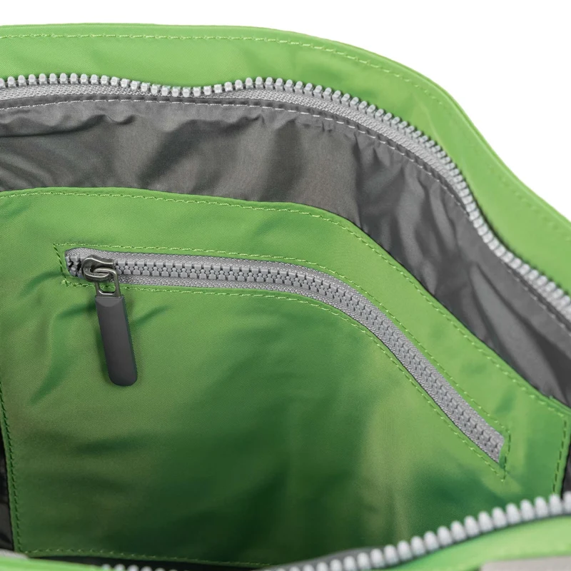 ROKA Mittelgroße Tasche Moorgate M aus recyceltem Nylon - Kiwi