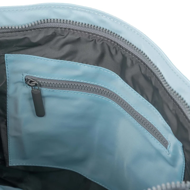 ROKA Mittelgroße Tasche Moorgate M aus recyceltem Nylon - Canal