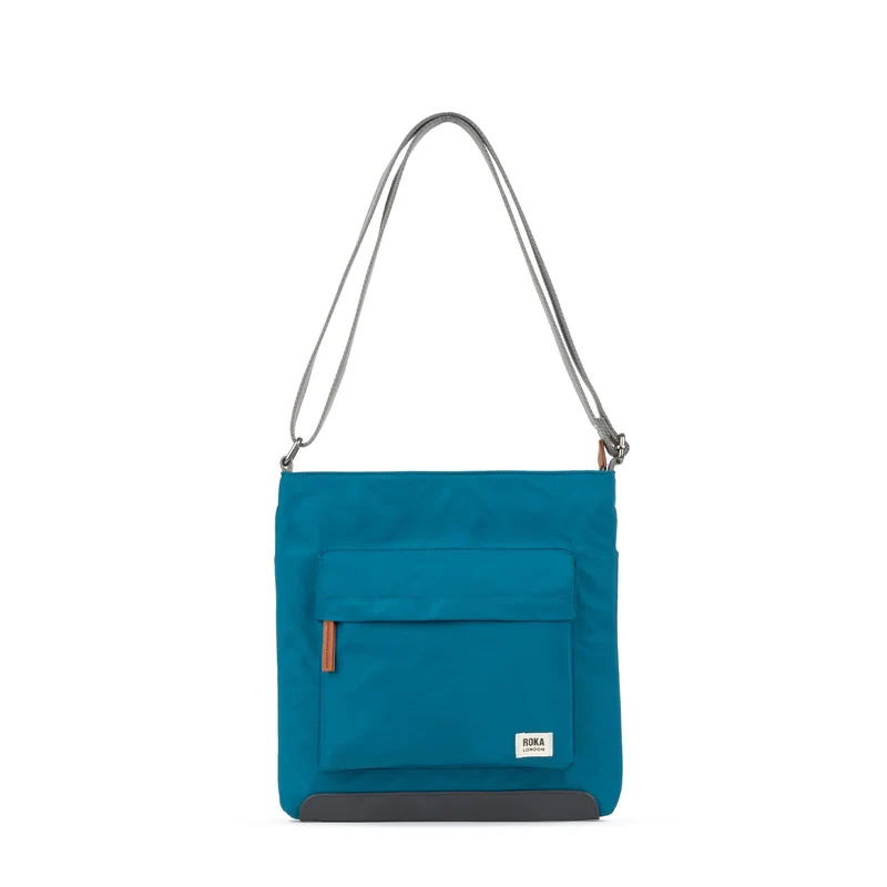 ROKA Kennington Mittelgroße Tasche aus recyceltem Nylon – Saphir