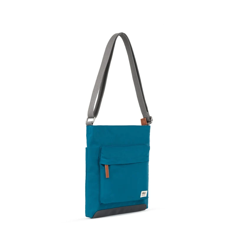ROKA Kennington Mittelgroße Tasche aus recyceltem Nylon – Saphir