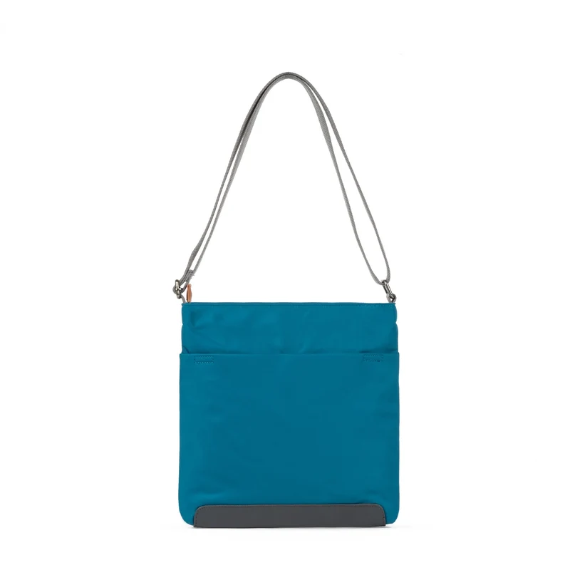 ROKA Kennington Mittelgroße Tasche aus recyceltem Nylon – Saphir