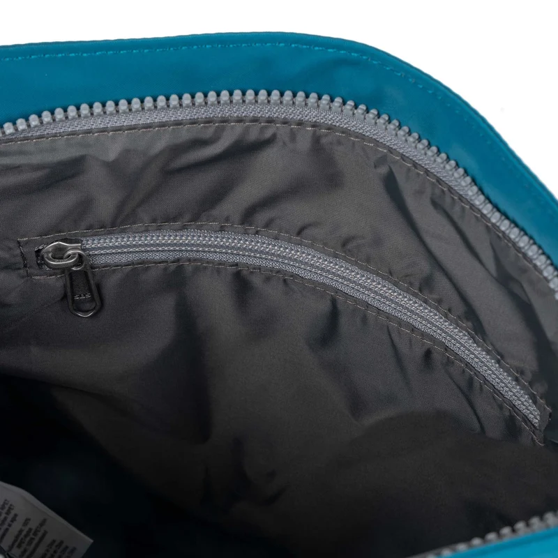 ROKA Kennington Mittelgroße Tasche aus recyceltem Nylon – Saphir
