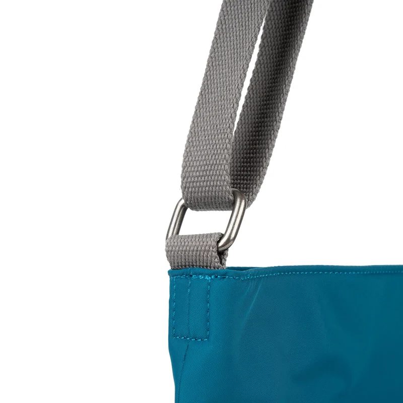 ROKA Kennington Mittelgroße Tasche aus recyceltem Nylon – Saphir