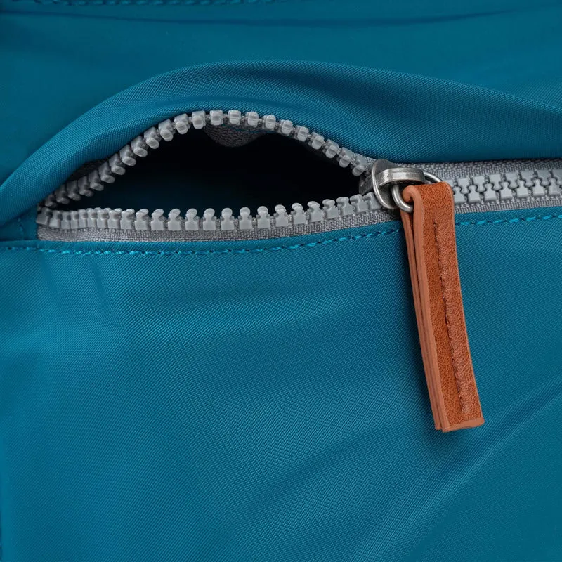 ROKA Kennington Mittelgroße Tasche aus recyceltem Nylon – Saphir