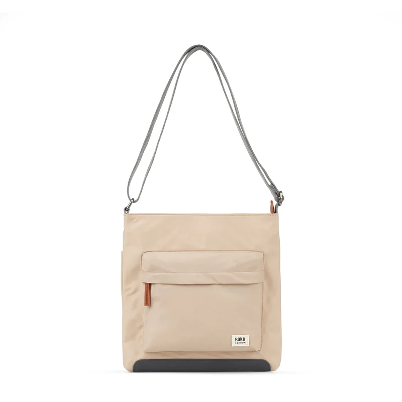 ROKA Kennington B Mittlere Tasche aus recyceltem Nylon – Sand