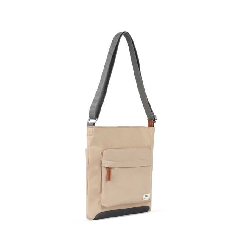 ROKA Kennington B Mittlere Tasche aus recyceltem Nylon – Sand