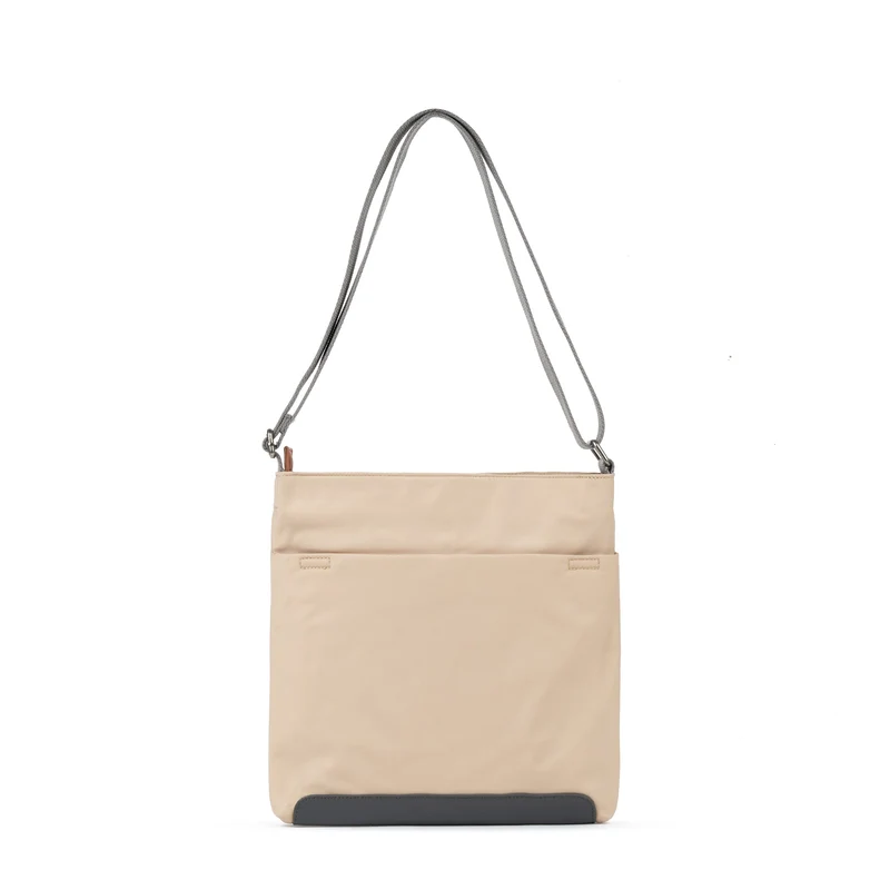 ROKA Kennington B Mittlere Tasche aus recyceltem Nylon – Sand