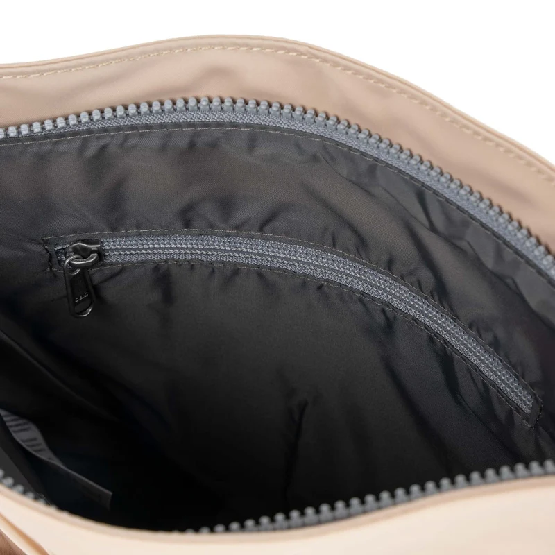 ROKA Kennington B Mittlere Tasche aus recyceltem Nylon – Sand