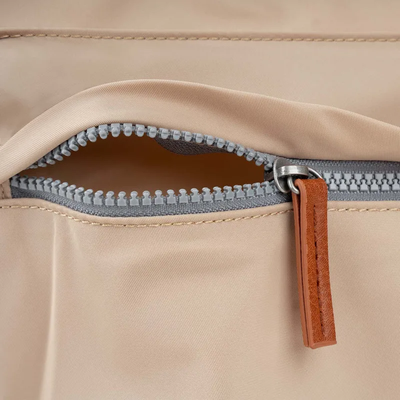 ROKA Kennington B Mittlere Tasche aus recyceltem Nylon – Sand