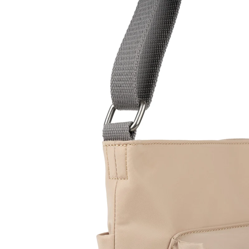 ROKA Kennington B Mittlere Tasche aus recyceltem Nylon – Sand