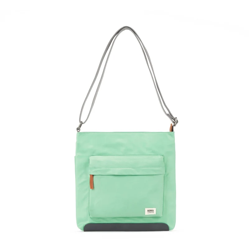 ROKA Kennington Mittelgroße Tasche aus recyceltem Nylon – Matcha