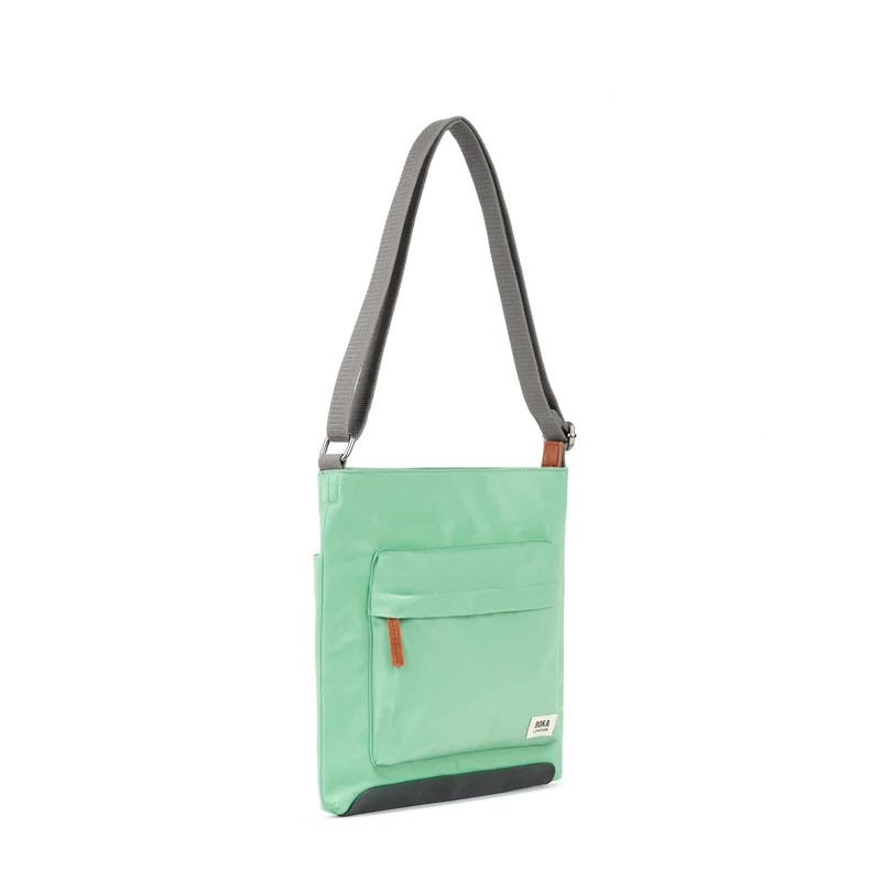 ROKA Kennington Mittelgroße Tasche aus recyceltem Nylon – Matcha