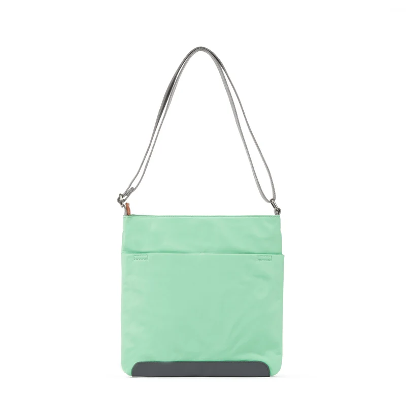 ROKA Kennington Mittelgroße Tasche aus recyceltem Nylon – Matcha