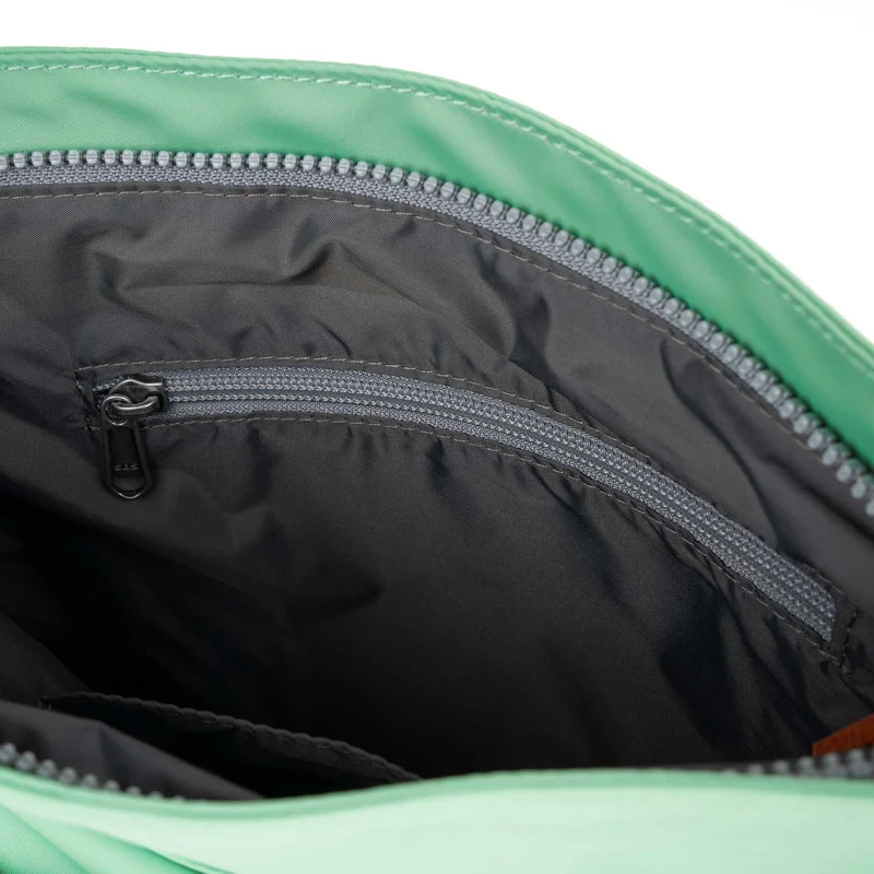 ROKA Kennington Mittelgroße Tasche aus recyceltem Nylon – Matcha