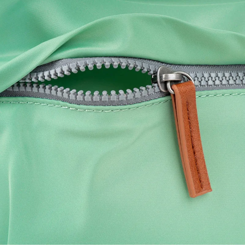 ROKA Kennington Mittelgroße Tasche aus recyceltem Nylon – Matcha