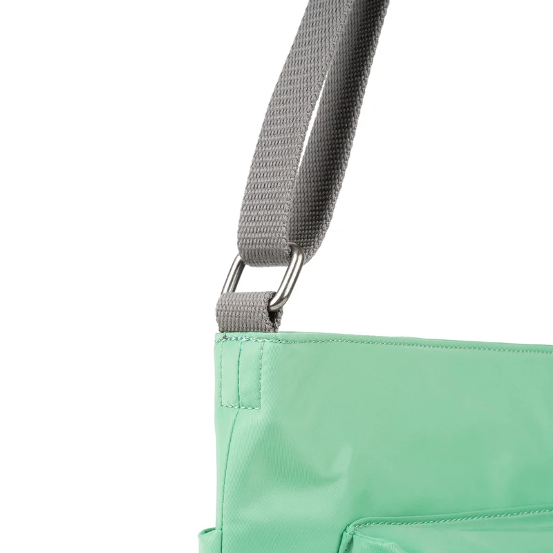 ROKA Kennington Mittelgroße Tasche aus recyceltem Nylon – Matcha