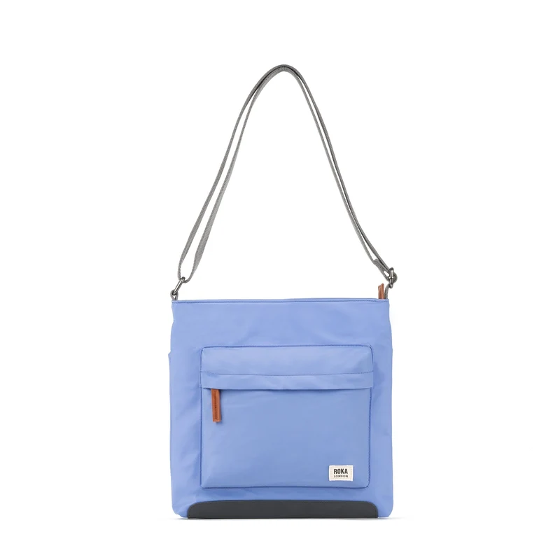 ROKA Kennington Mittelgroße Tasche aus recyceltem Nylon – Jacaranda