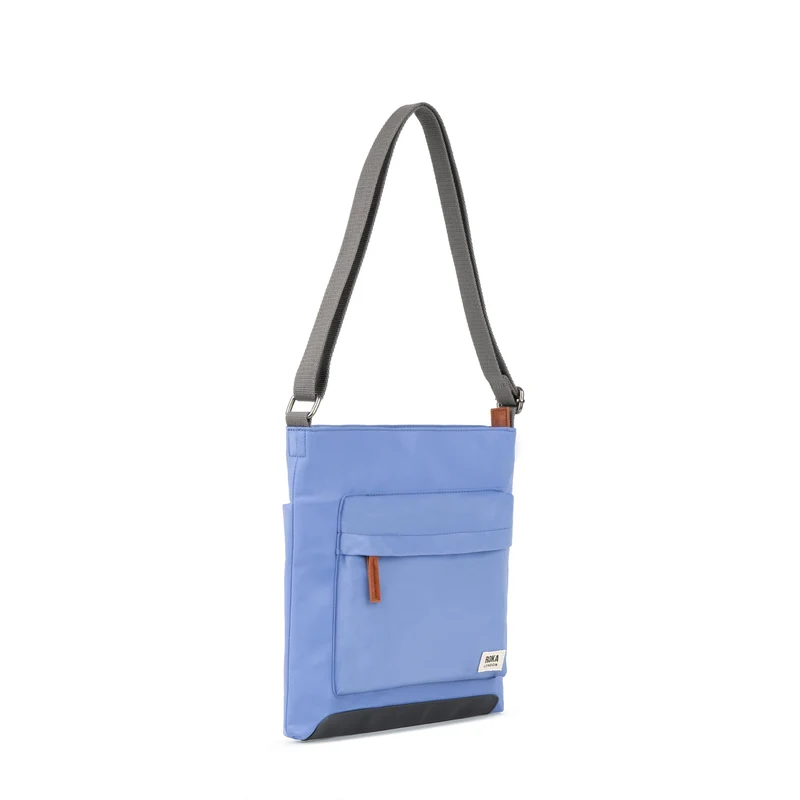 ROKA Kennington Mittelgroße Tasche aus recyceltem Nylon – Jacaranda