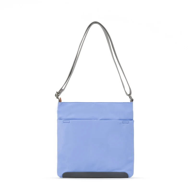 ROKA Kennington Mittelgroße Tasche aus recyceltem Nylon – Jacaranda