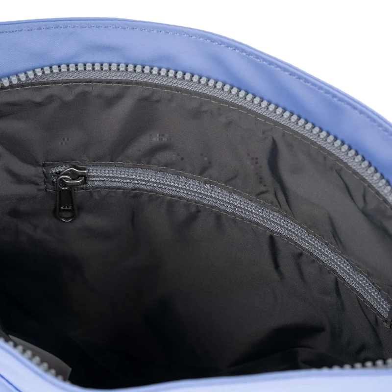 ROKA Kennington Mittelgroße Tasche aus recyceltem Nylon – Jacaranda