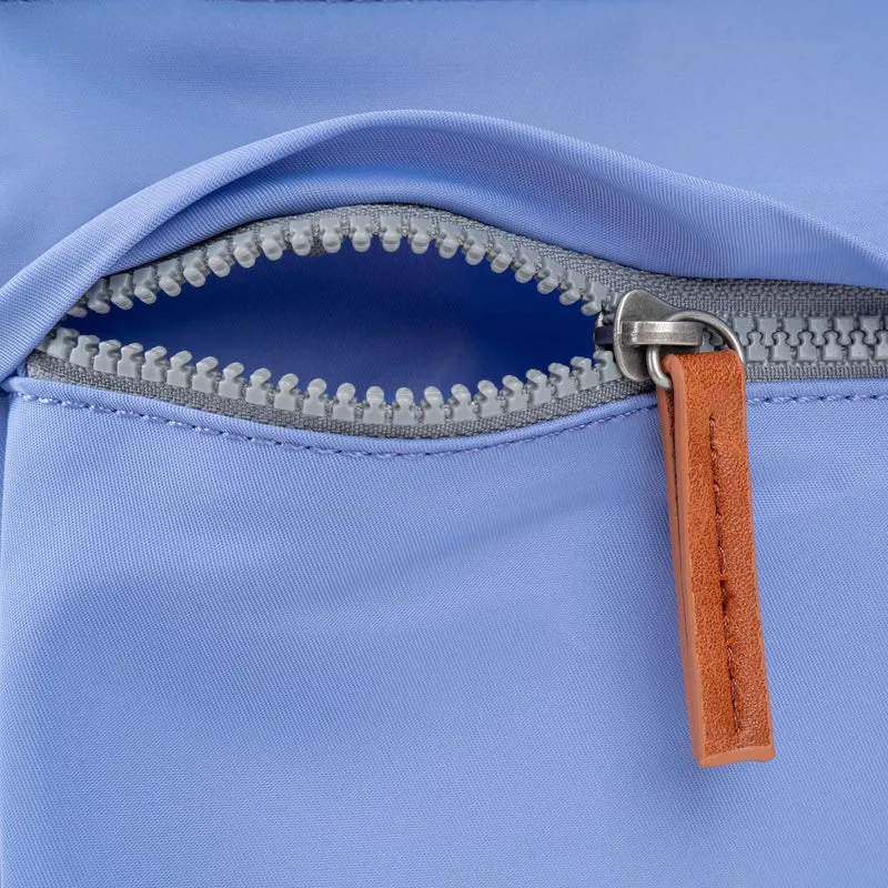 ROKA Kennington Mittelgroße Tasche aus recyceltem Nylon – Jacaranda