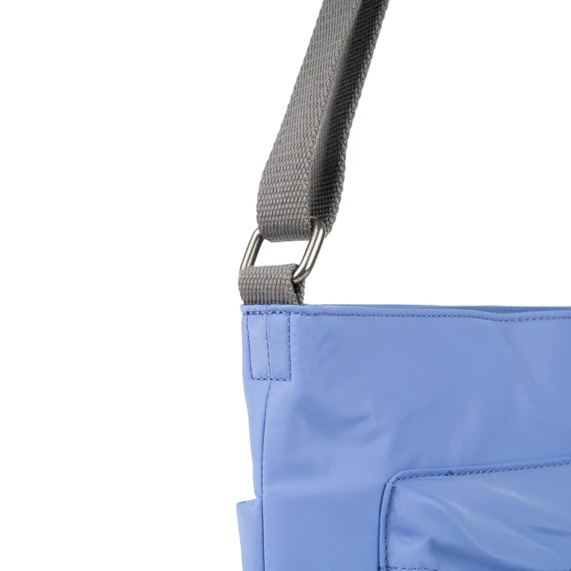 ROKA Kennington Mittelgroße Tasche aus recyceltem Nylon – Jacaranda