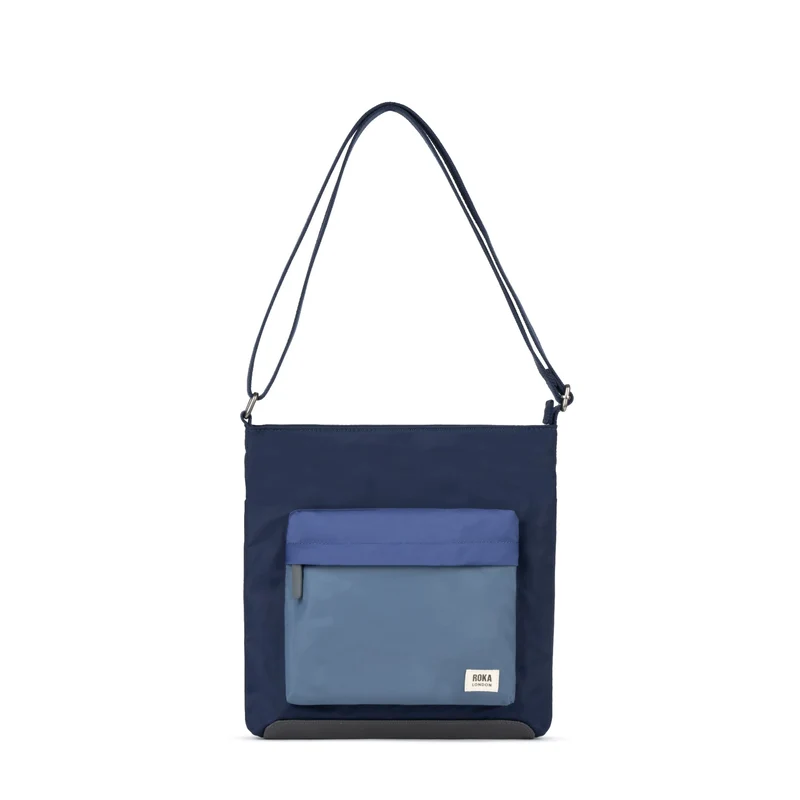 ROKA Kennington B Mittelgroße Tasche aus recyceltem Nylon – Indigo-Ton