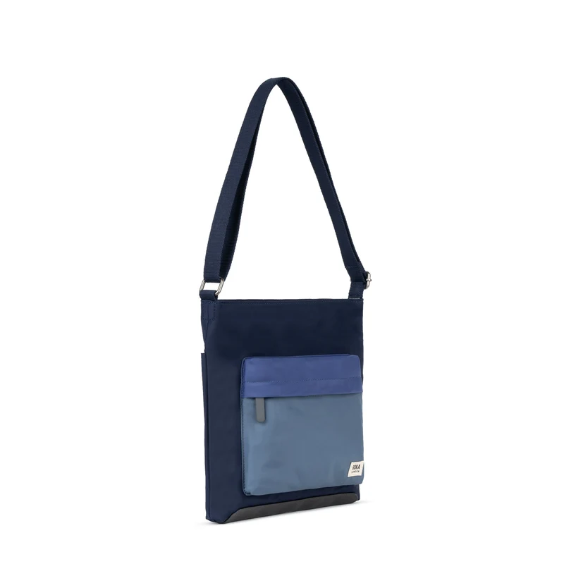 ROKA Kennington B Mittelgroße Tasche aus recyceltem Nylon – Indigo-Ton