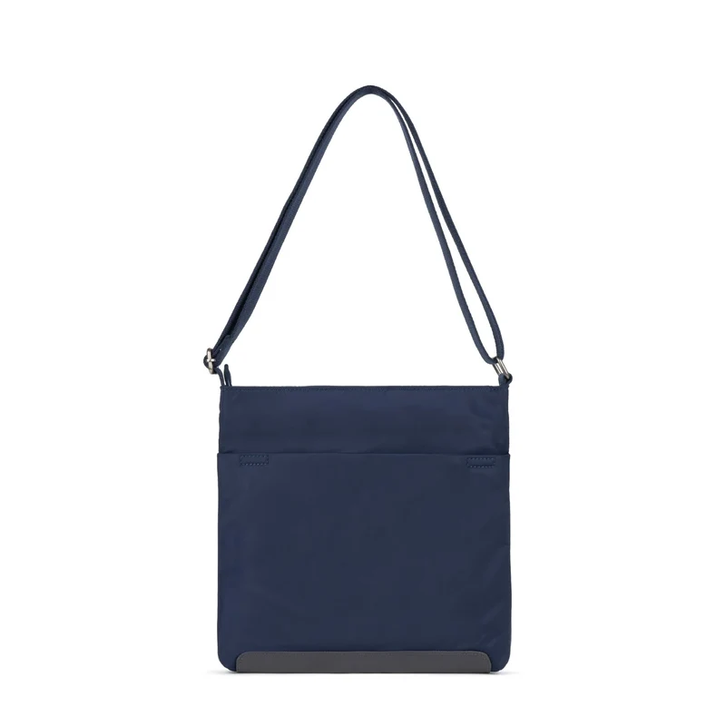 ROKA Kennington B Mittelgroße Tasche aus recyceltem Nylon – Indigo-Ton