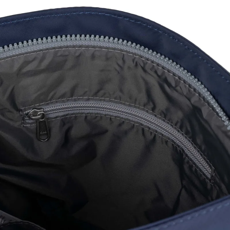 ROKA Kennington B Mittelgroße Tasche aus recyceltem Nylon – Indigo-Ton