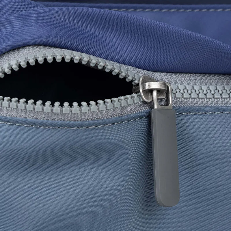 ROKA Kennington B Mittelgroße Tasche aus recyceltem Nylon – Indigo-Ton