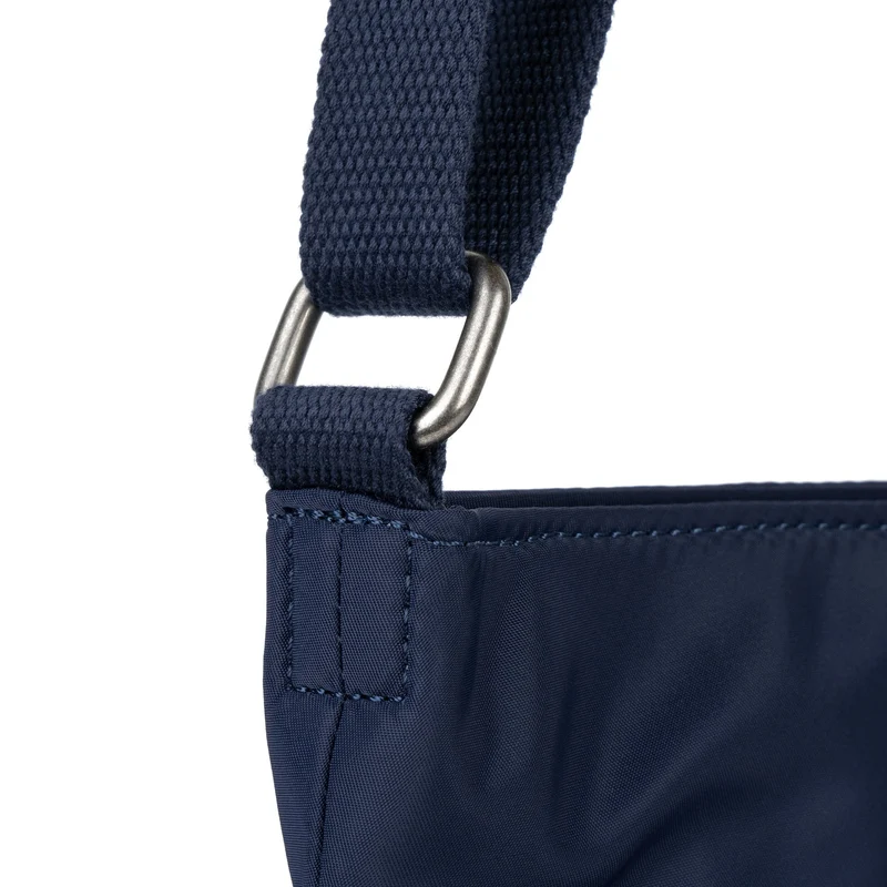ROKA Kennington B Mittelgroße Tasche aus recyceltem Nylon – Indigo-Ton