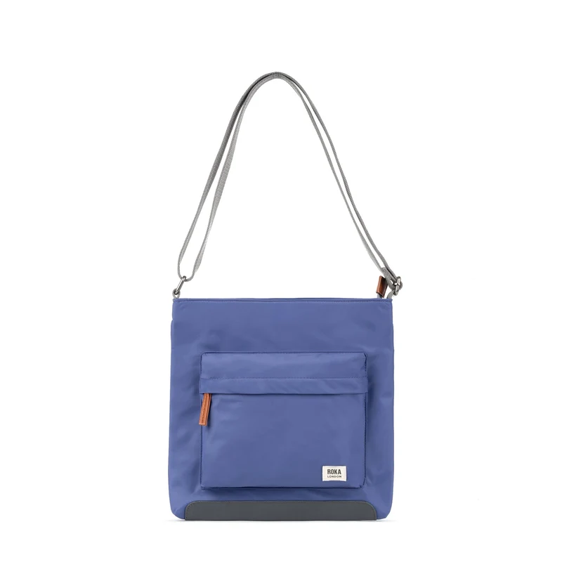 ROKA Kennington Mittelgroße Tasche aus recyceltem Nylon – Indigo