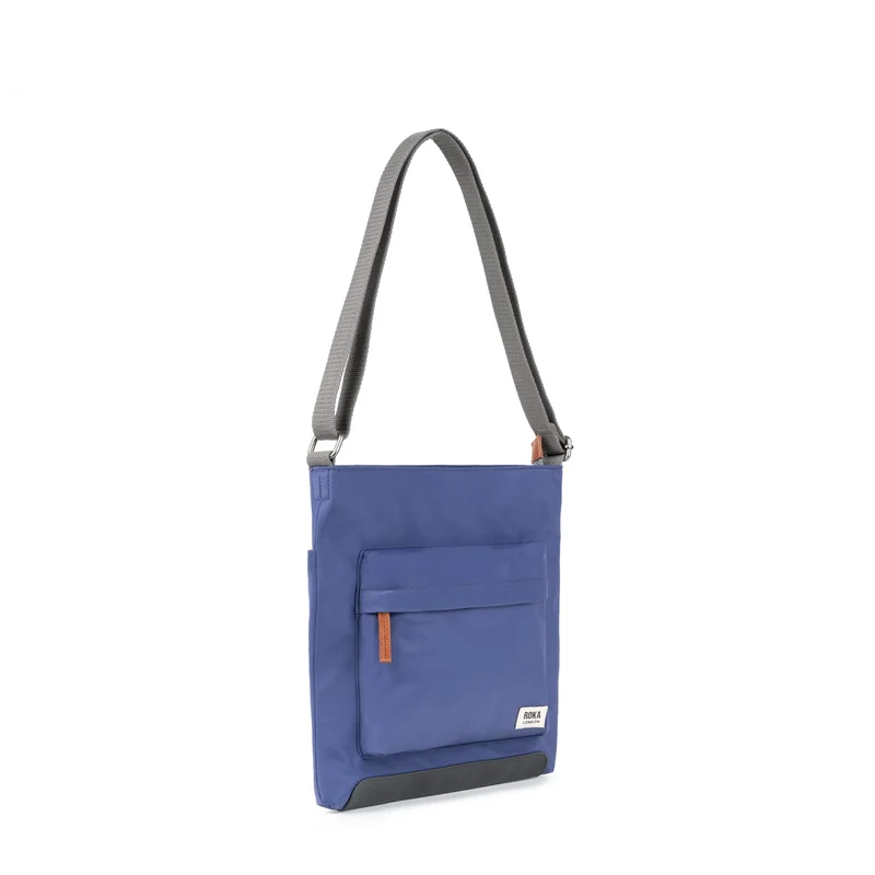 ROKA Kennington Mittelgroße Tasche aus recyceltem Nylon – Indigo