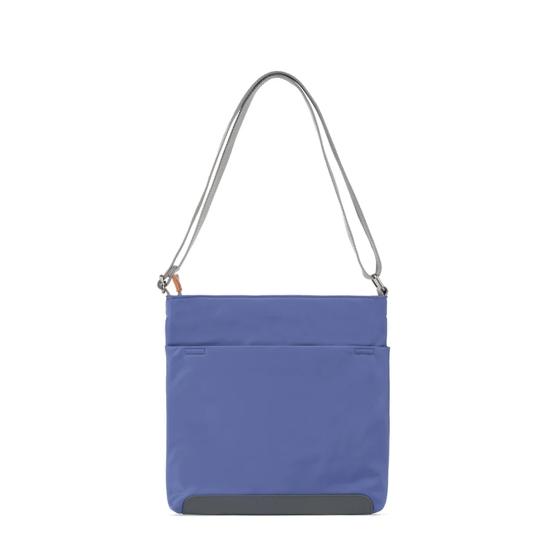 ROKA Kennington Mittelgroße Tasche aus recyceltem Nylon – Indigo