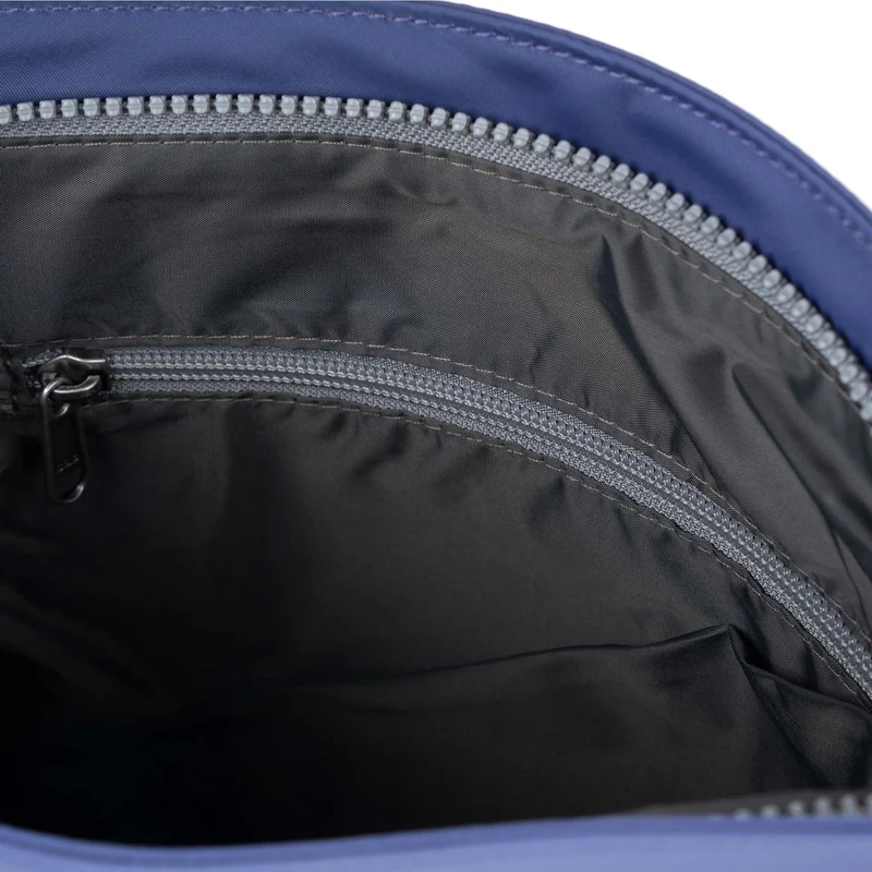 ROKA Kennington Mittelgroße Tasche aus recyceltem Nylon – Indigo