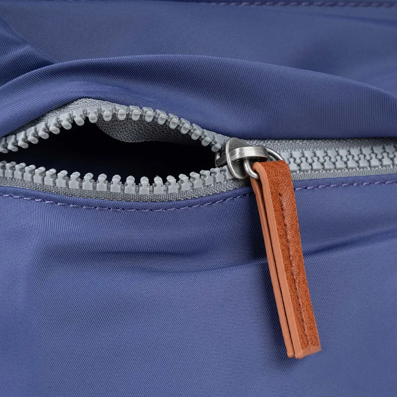 ROKA Kennington Mittelgroße Tasche aus recyceltem Nylon – Indigo