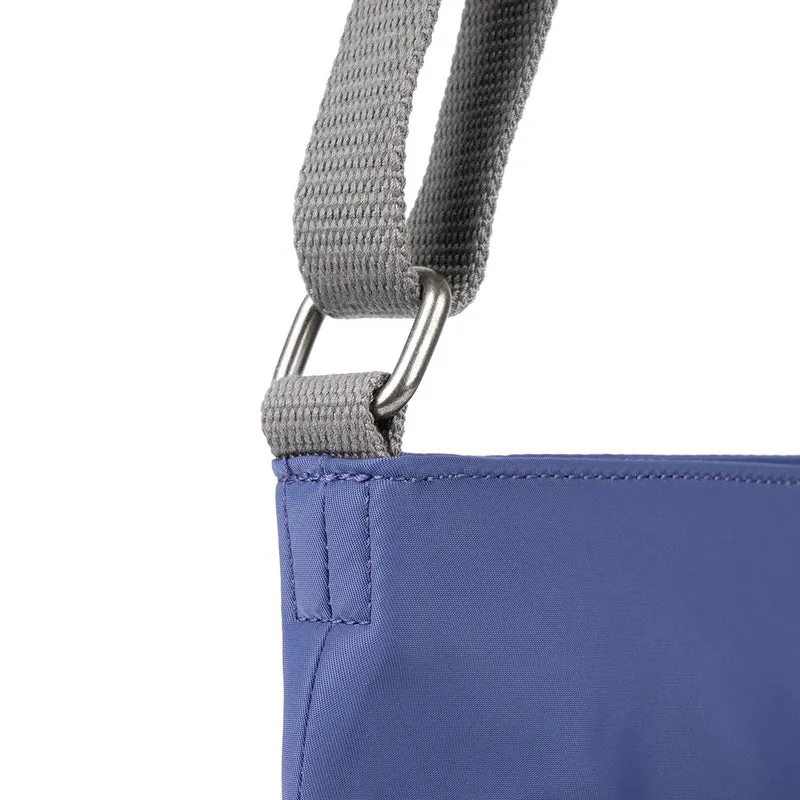 ROKA Kennington Mittelgroße Tasche aus recyceltem Nylon – Indigo