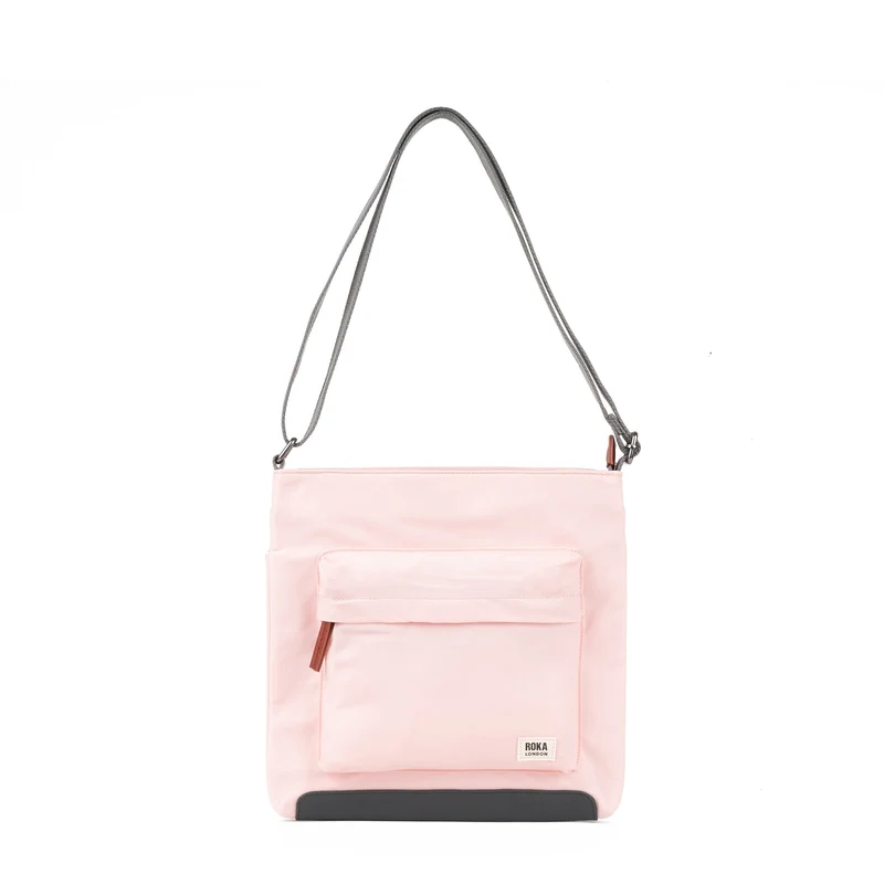 ROKA Kennington B Mittelgroße Tasche aus recyceltem Nylon - Englische Rose
